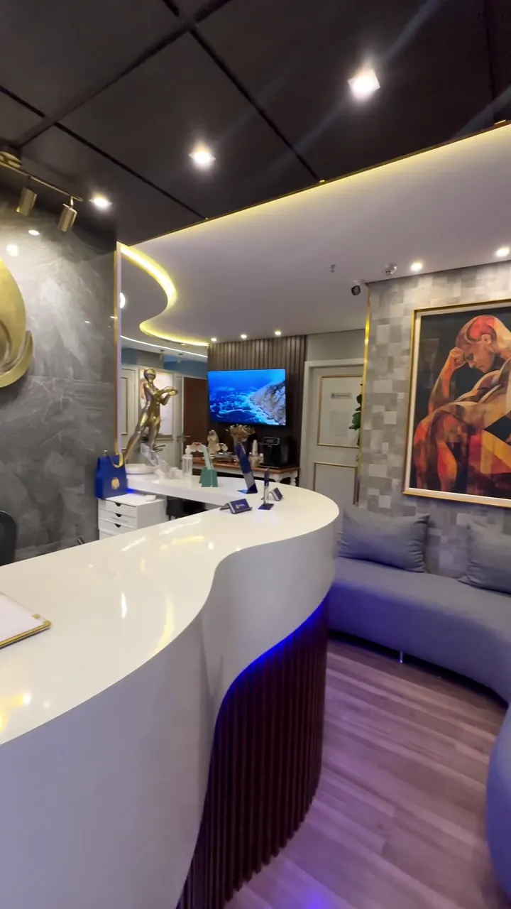 Recepção da Prime Medical Center, com balcão curvo e sala de espera reservada