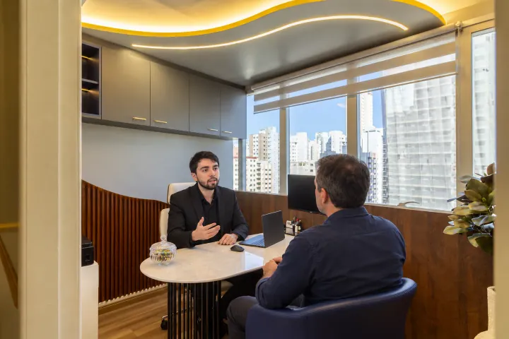 Dr. Antônio Cezar em consulta individualizada com paciente masculino.