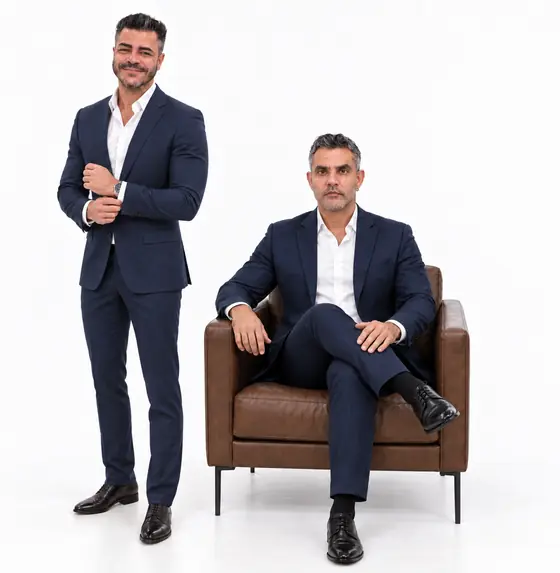 Warlei Xavier e Huander Leão, CEOs da Prime Medical Center, de terno em fundo claro.