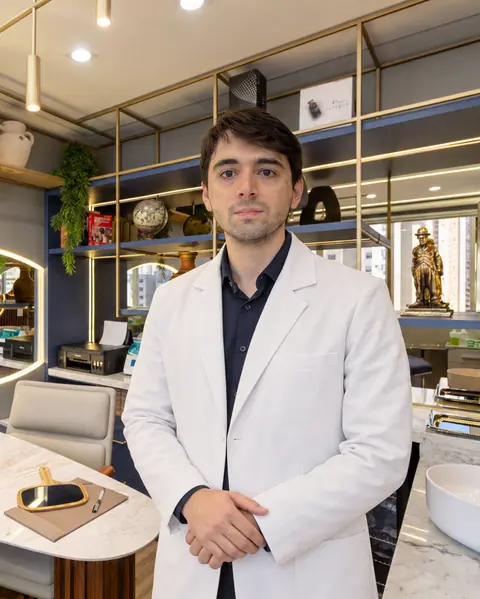 Médico em consultório da Prime Medical Center, com estante iluminada ao fundo.