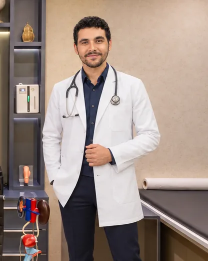 Médico no consultório de saúde sexual masculina da Prime Medical Center.
