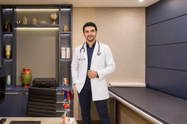 Dr. Jorge Luis Salinas Caballero, de jaleco, em um consultório da Prime Medical Center.