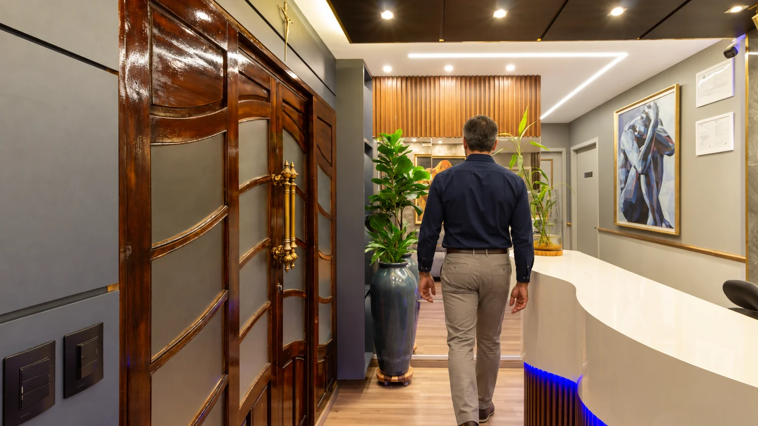 Homem caminhando pelo ambiente interno da Prime Medical Center, em Goiânia.