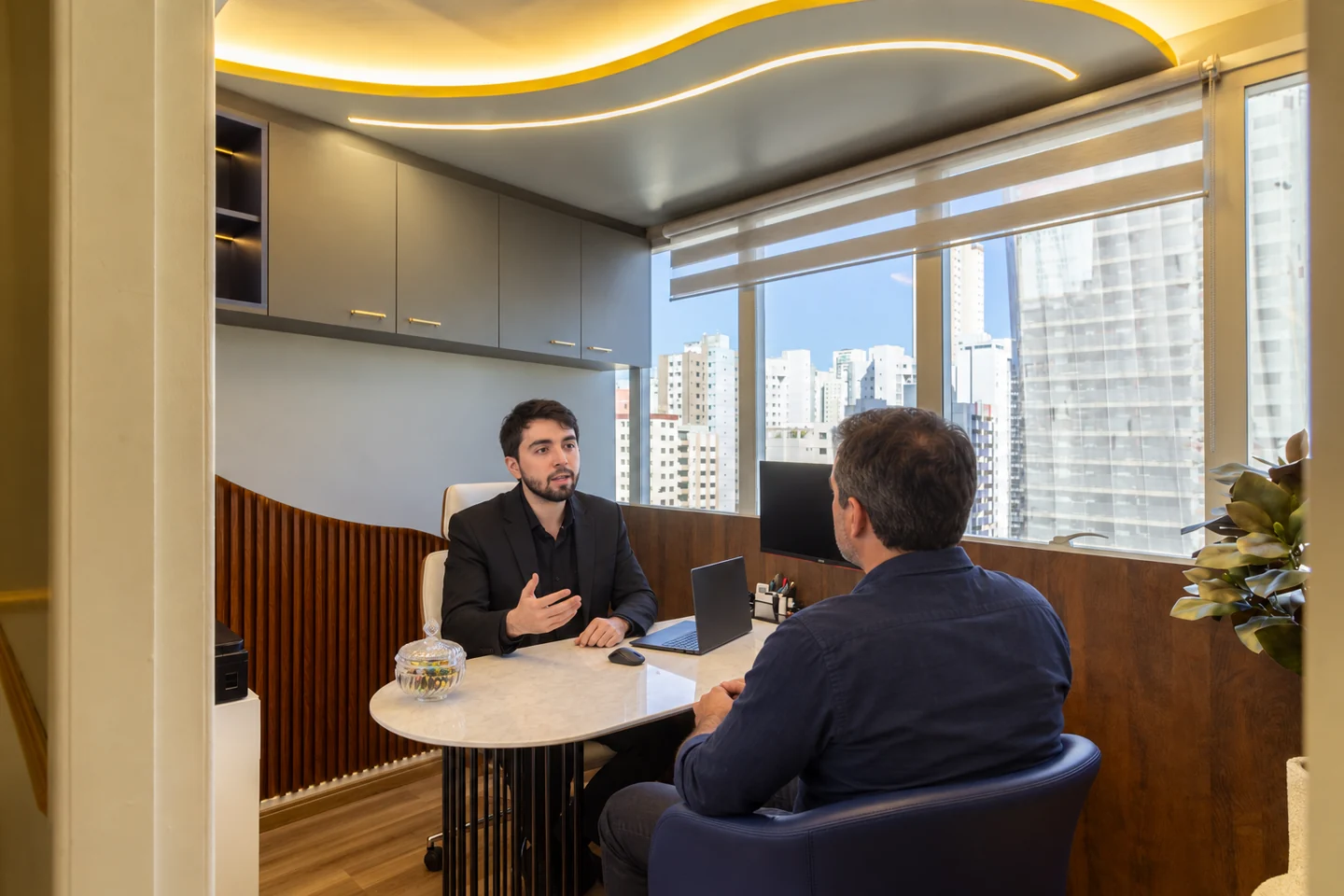 Dr. Antônio Cezar em consulta individualizada com paciente masculino.